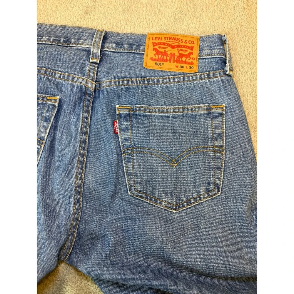 Levis 501 Original Fit Mens Jeans 30x30 Medium Wash Blue Straight Leg Button Fly